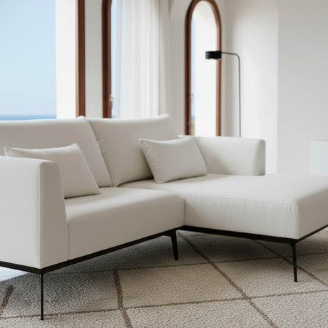 Sofá de dos cuerpos con chaise color beige.