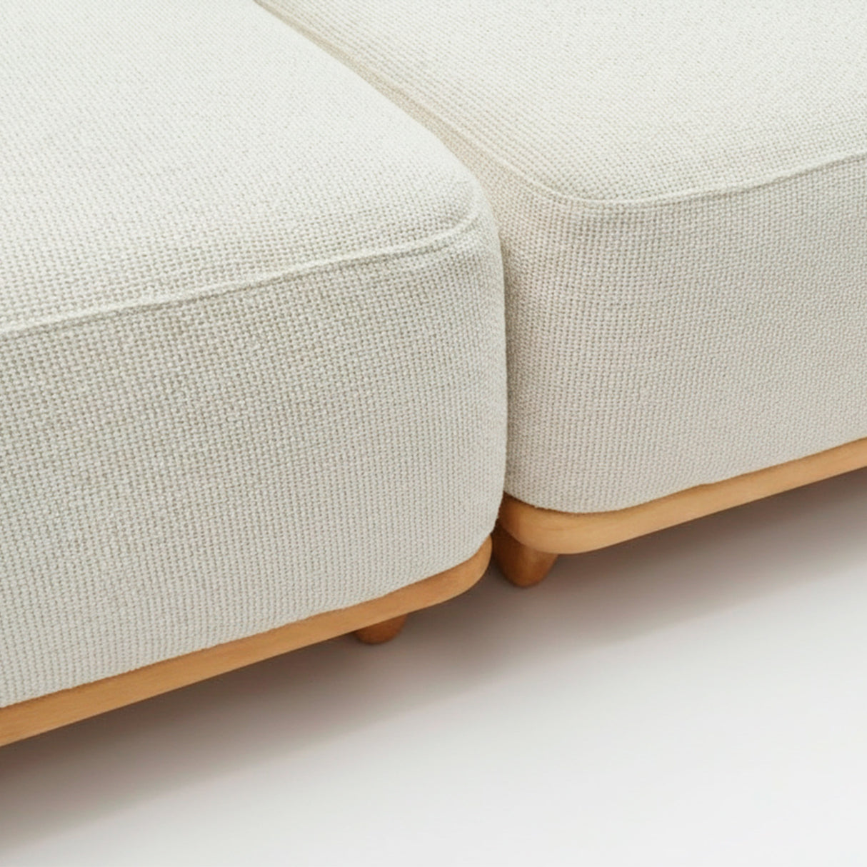 Sofá de dos cuerpos con pouf del lado derecho y mesa de madera 