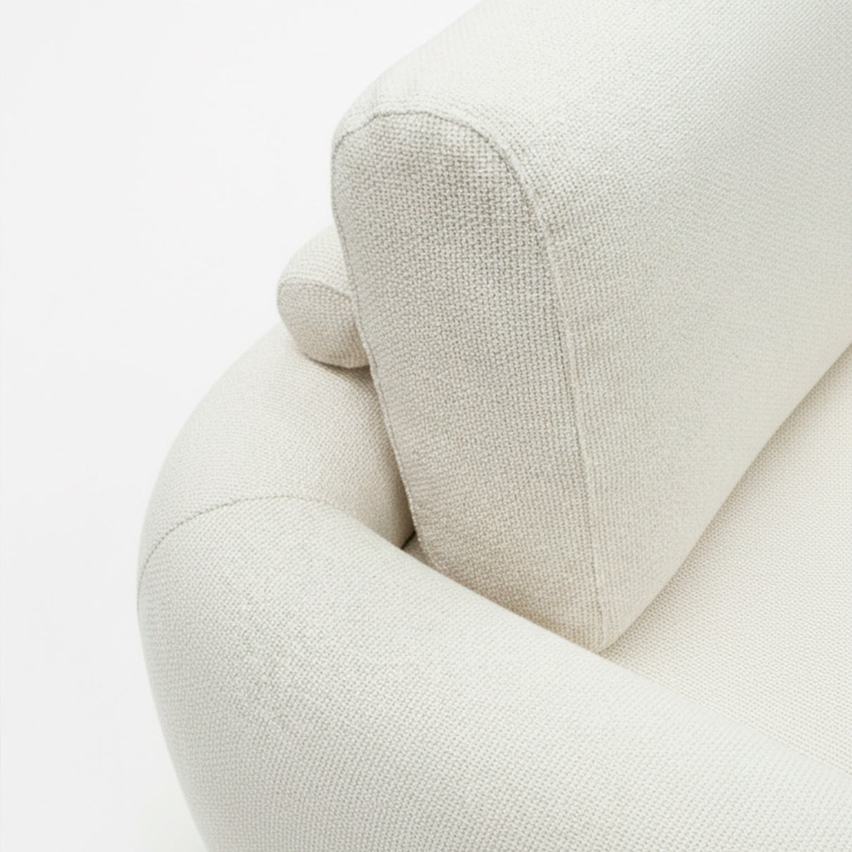 Sofá de dos cuerpos con pouf del lado derecho y mesa de madera 