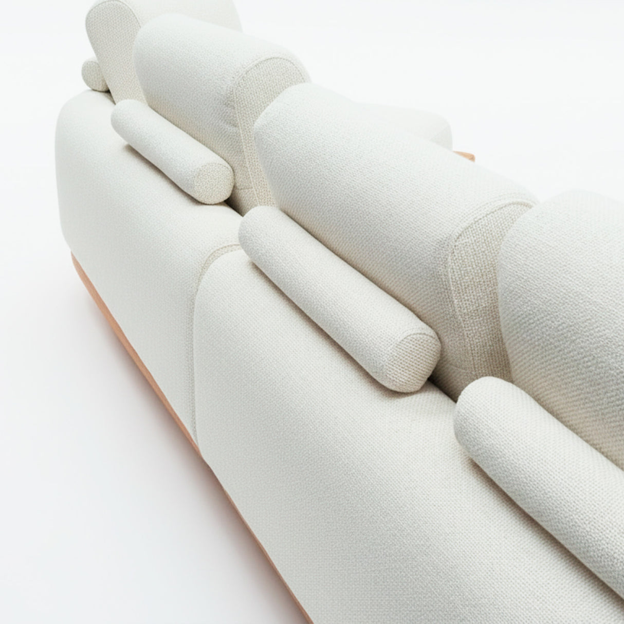 Sofá de dos cuerpos con pouf del lado derecho y mesa de madera 