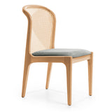 Silla con respaldo tejido artesanal de junco y asiento acolchado.