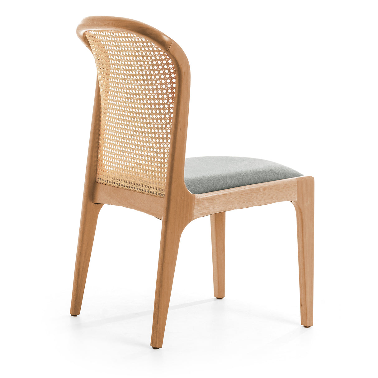 Silla con respaldo tejido artesanal de junco y asiento acolchado.