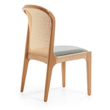 Silla con respaldo tejido artesanal de junco y asiento acolchado.