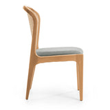 Silla con respaldo tejido artesanal de junco y asiento acolchado.