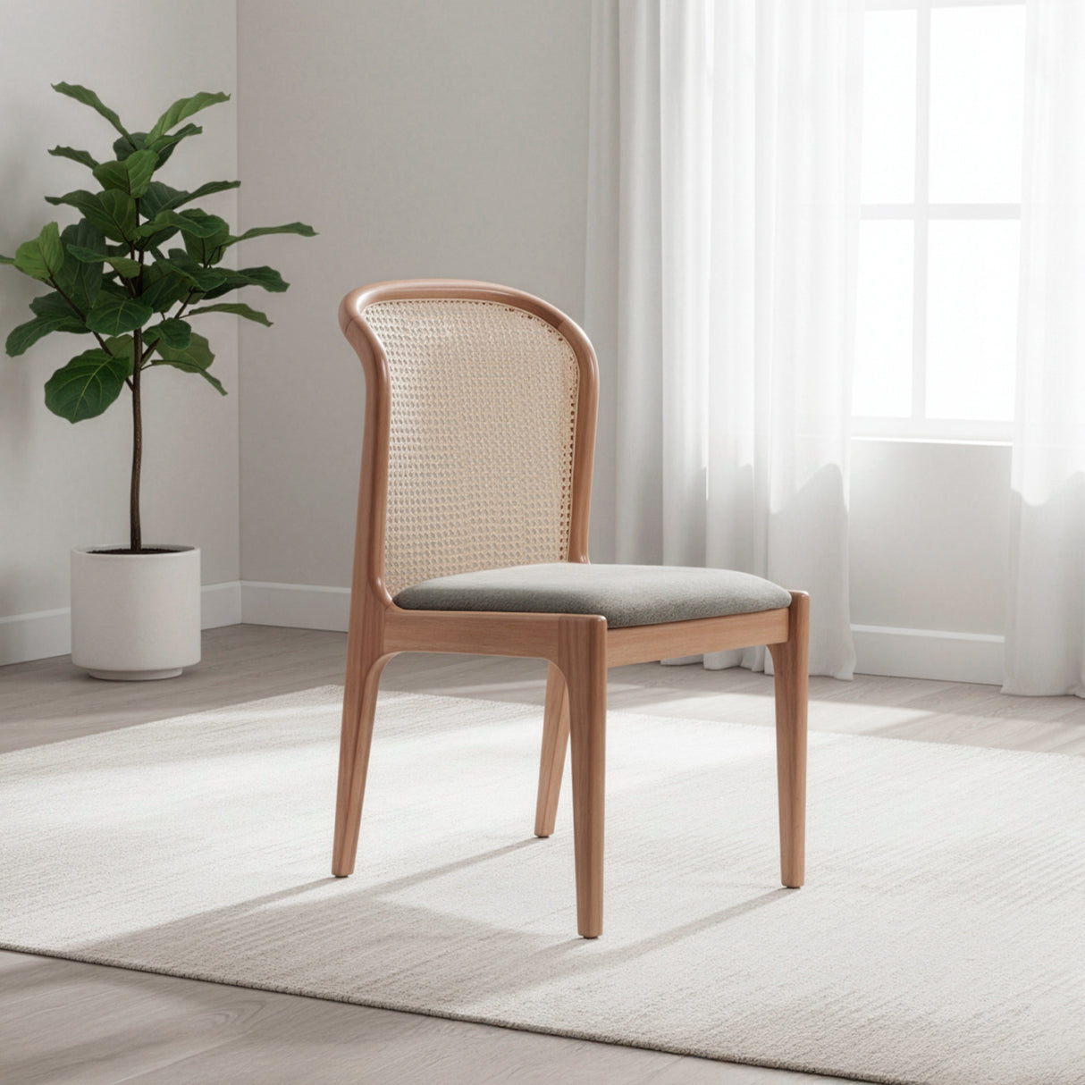 Silla con respaldo tejido artesanal de junco y asiento acolchado.