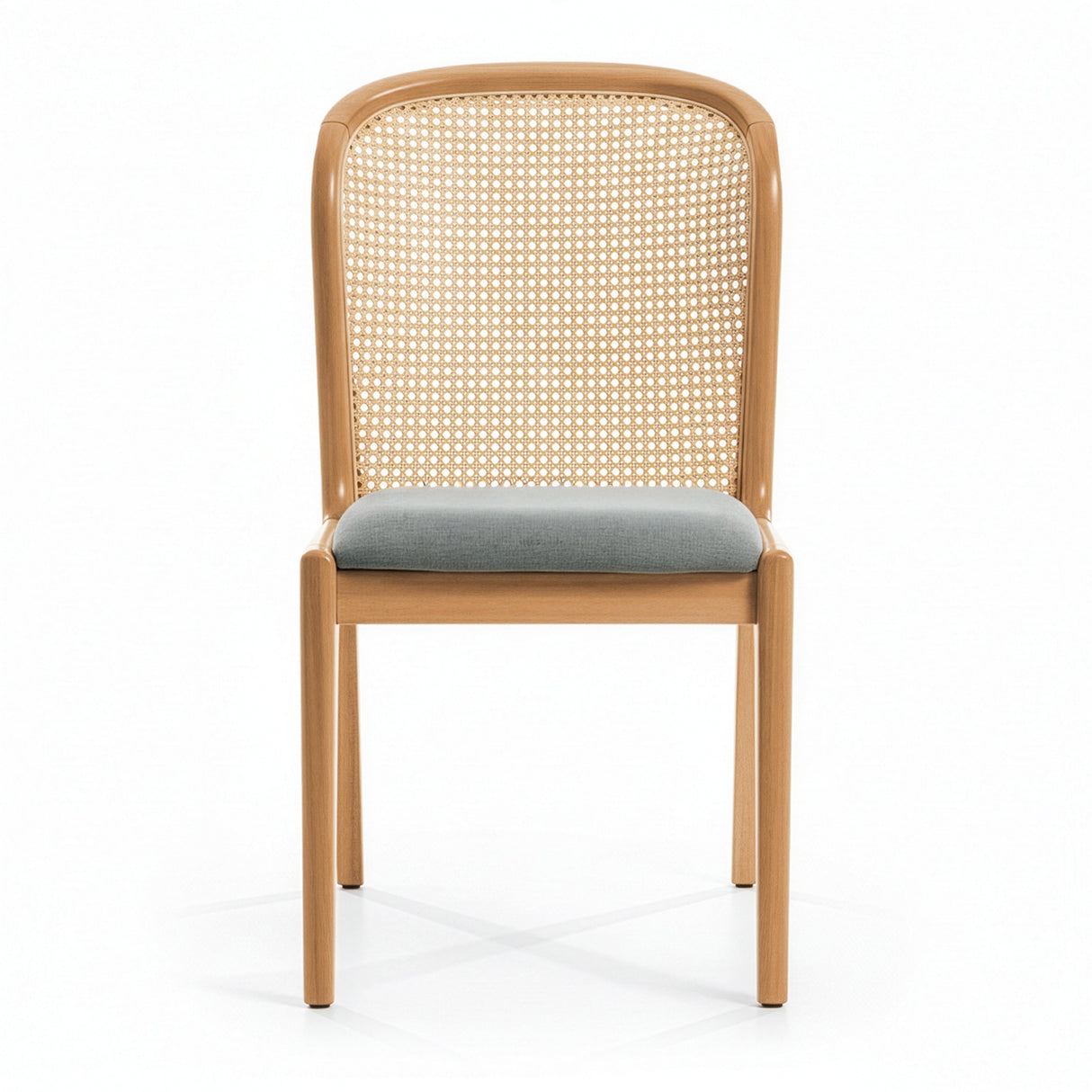 Silla con respaldo tejido artesanal de junco y asiento acolchado.