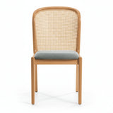 Silla con respaldo tejido artesanal de junco y asiento acolchado.