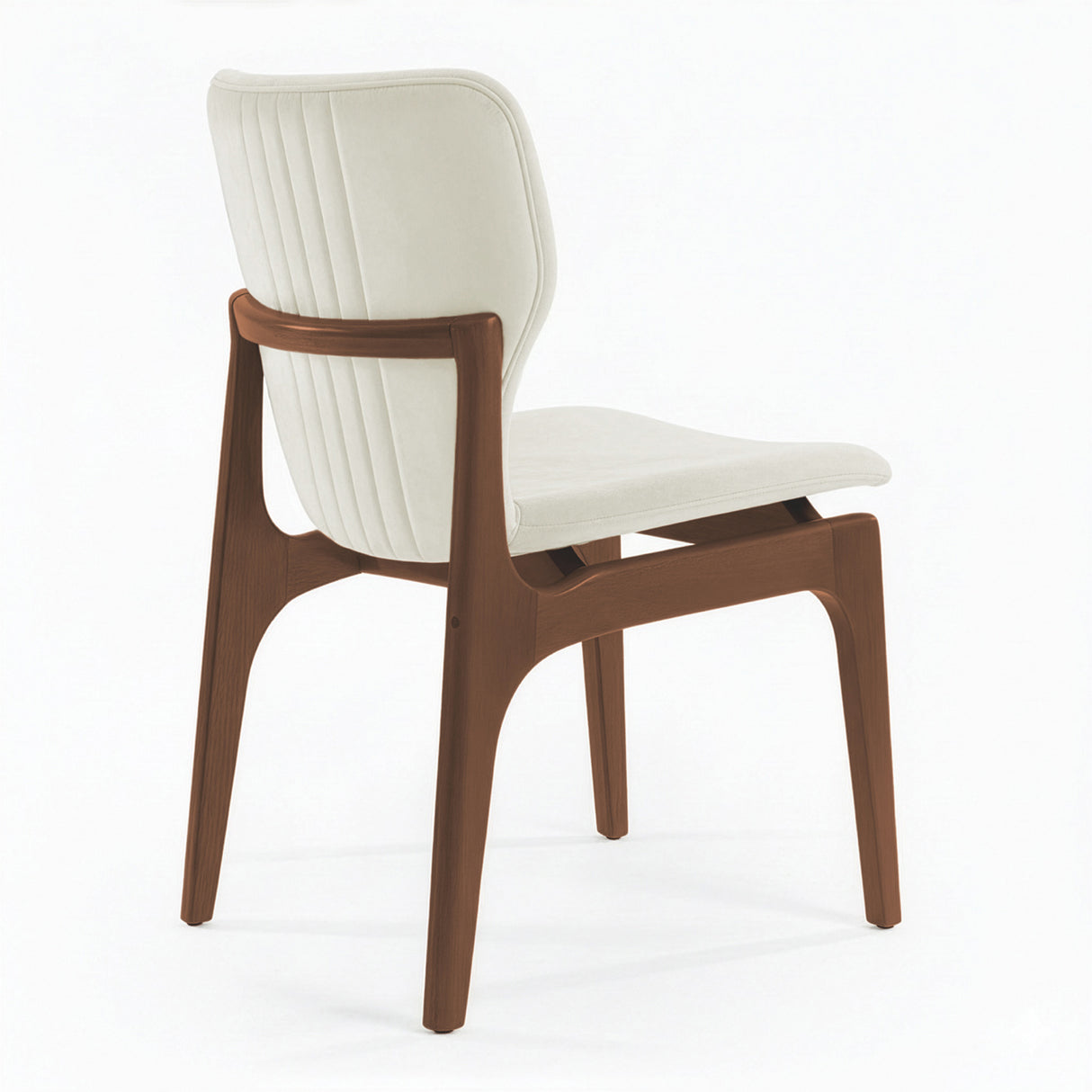Silla de madera con asiento y respaldo acolchado ergonómico color beige claro.